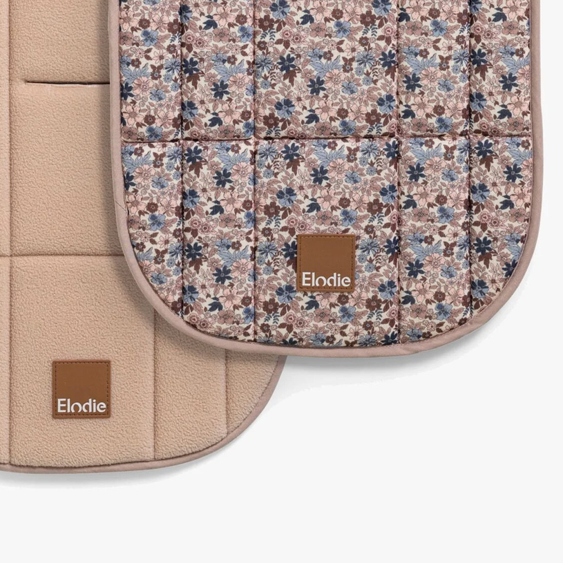 Drei Schaffelle in Grau, Weiß und Beige auf hellem Untergrund.