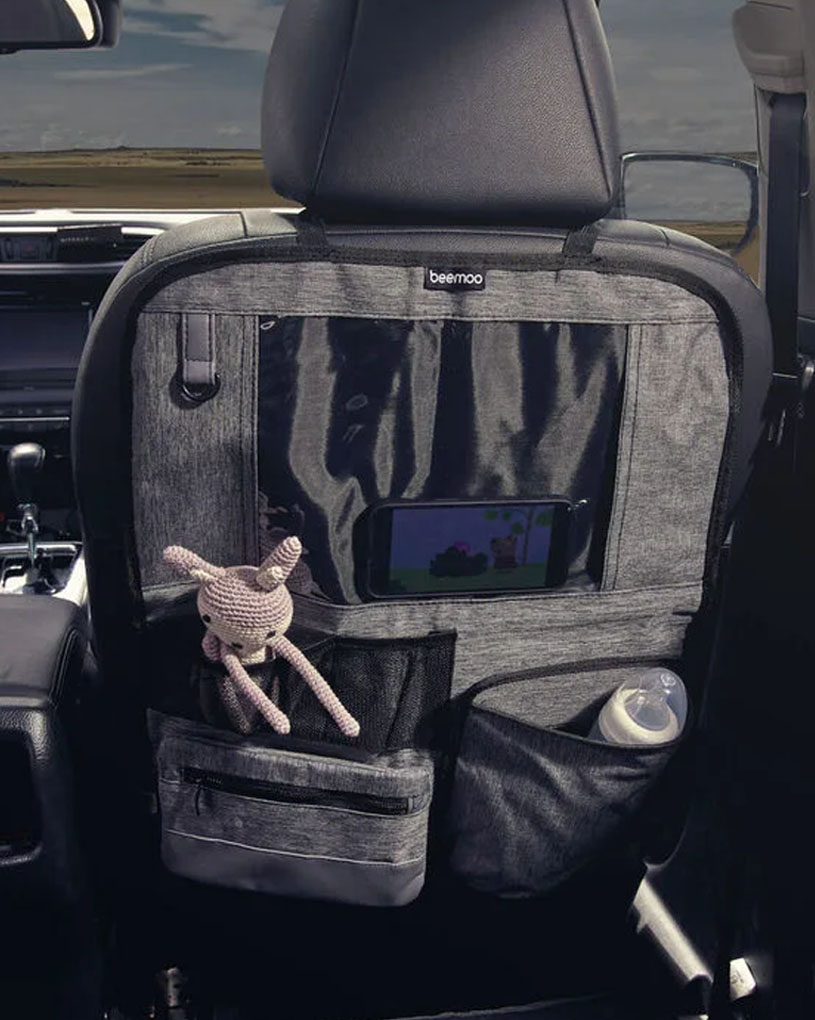 Rücksitztasche mit Spielzeug und Flasche im Auto.
