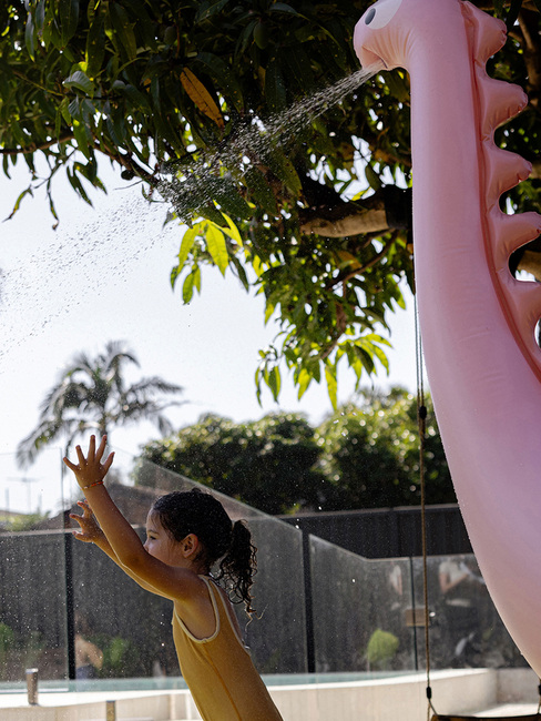 SUNNYLiFE Giant Dino Aufblasbarer Sprinkler, Into the Wild Pink