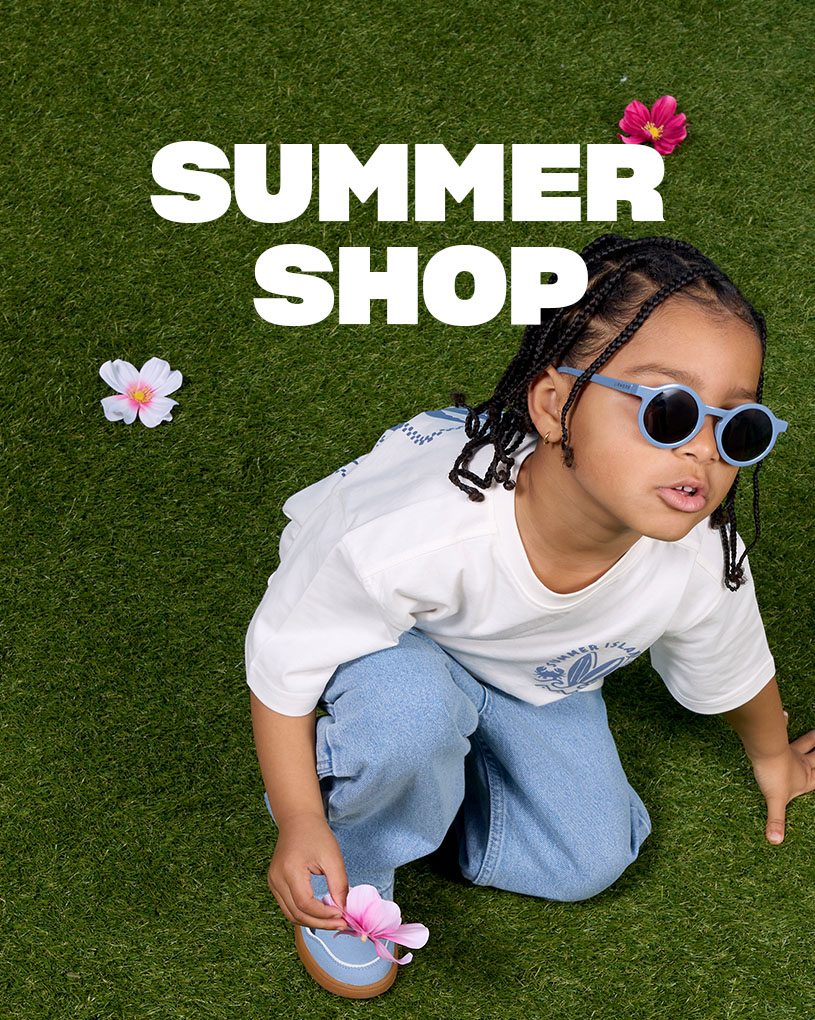 Kind mit Sonnenbrille sitzt auf dem Gras, mit dem Text 'SUMMER SHOP'.