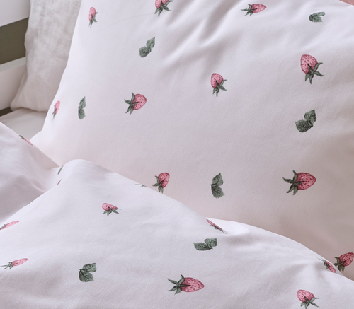 Borganäs Bettwäsche Babybett Erdbeertraum 100x130 cm