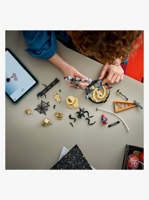 LEGO Super Heroes 76334 Großer Showdown: Spider-Man vs. Sandman