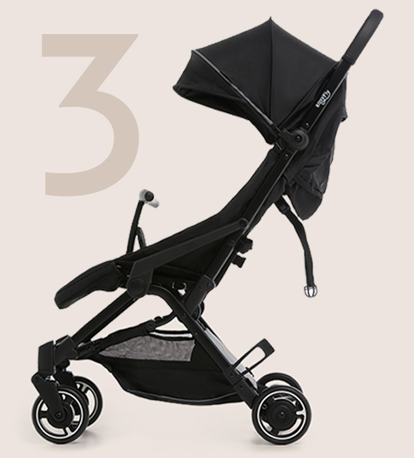 Schwarzer Kinderwagen mit Verdeck vor beigem Hintergrund und der Zahl 3.