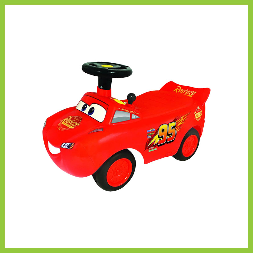 Rotes Spielzeugauto mit der Aufschrift '95' und 'Racing' an der Seite.