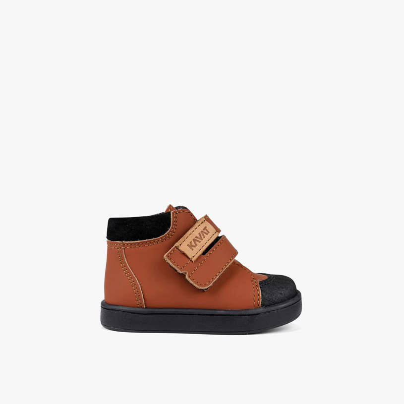 Brauner Kinderschuh mit schwarzer Spitze, Klettverschluss.