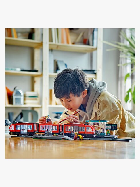 LEGO City 60423 Straßenbahn mit Haltestelle