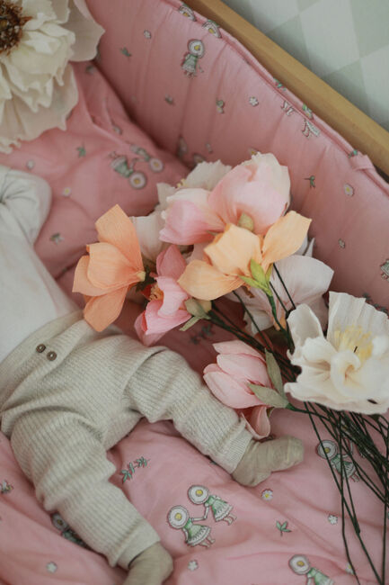 Elsa Beskow Blomsterfesten Bettwäsche-Set 100 x 130 cm Babybett, Rosa