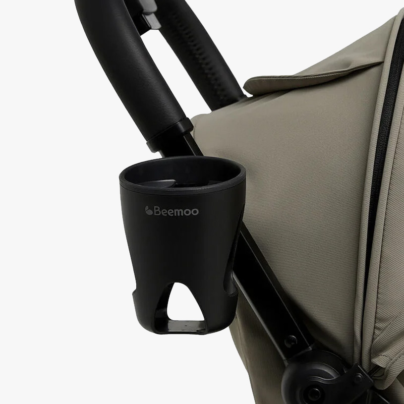 Schwarzer Becherhalter an einem Kinderwagen befestigt.