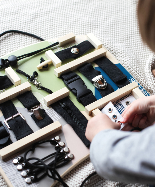 Small Foot Motorikbrett mit Verschlüssen und Schnürsenkeln