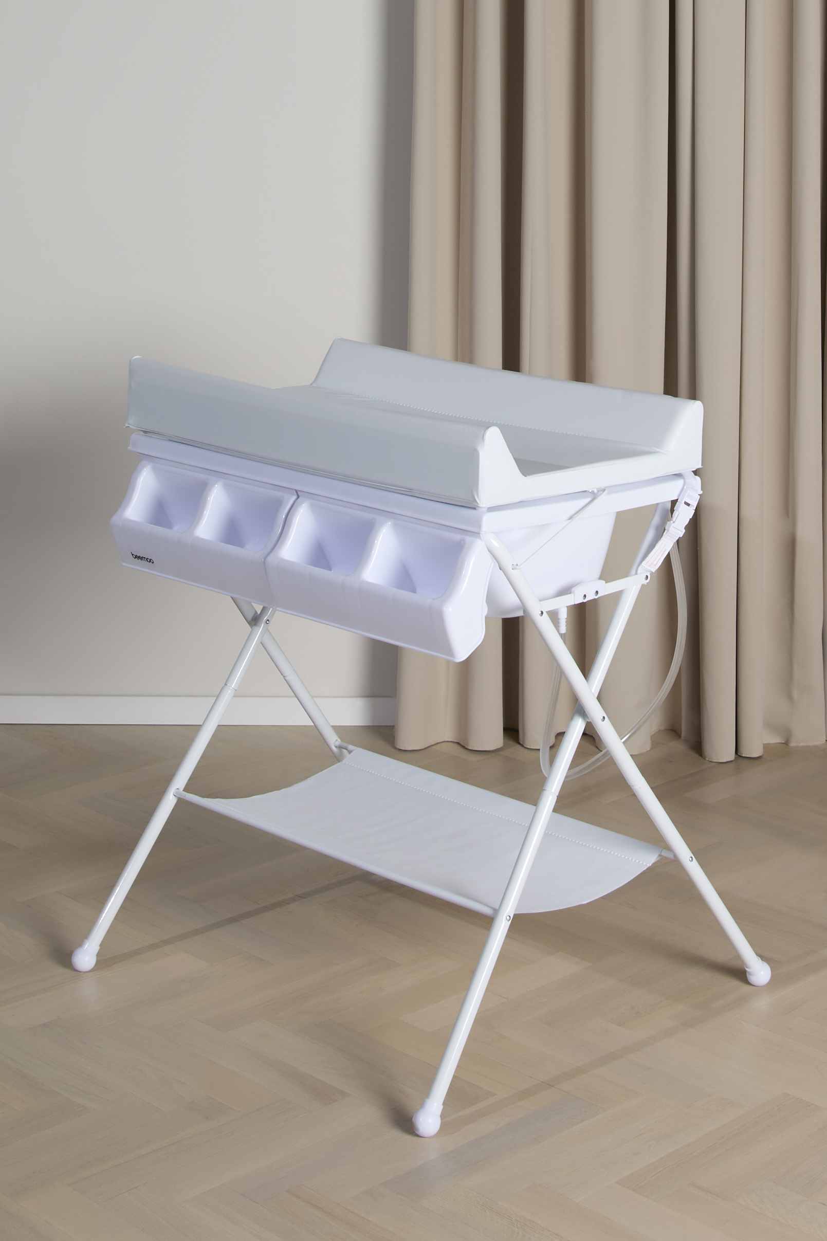 CARE Einklappbarer Wickeltisch mit Babybadewanne, Weiß