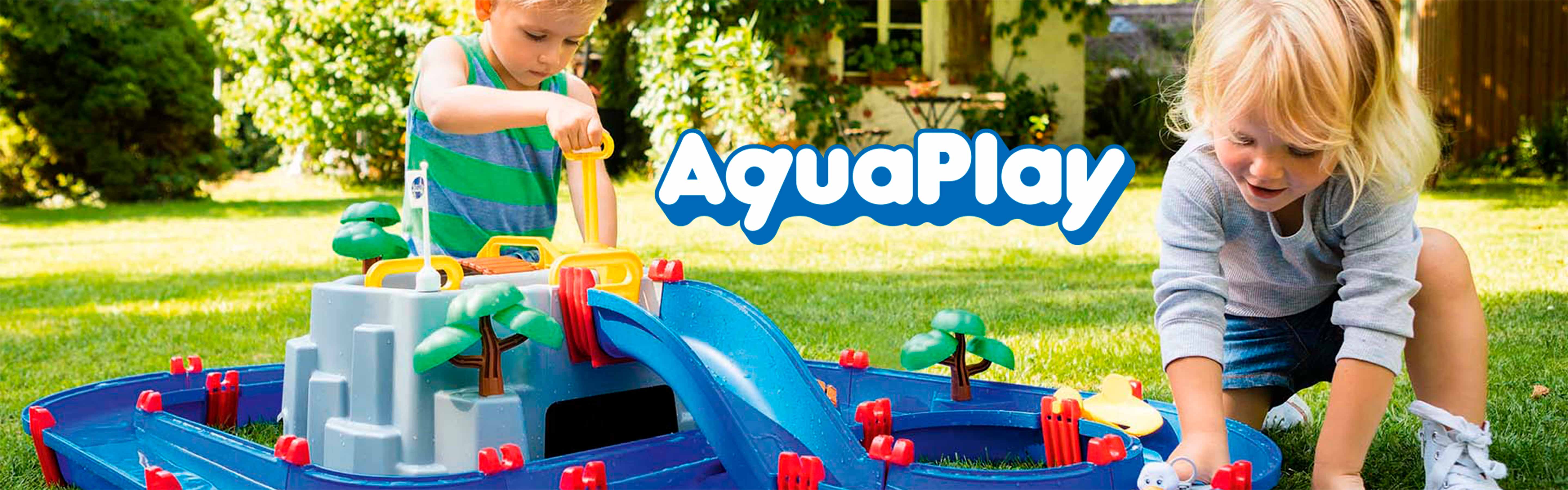 Kinder spielen mit AquaPlay Wasserspiel im Garten.