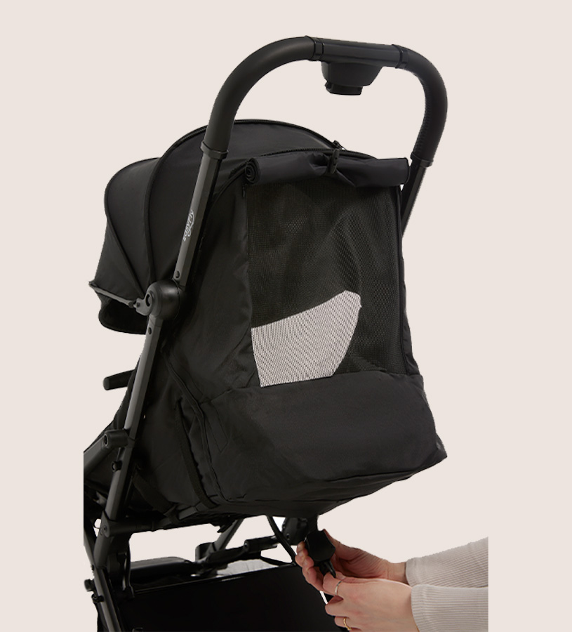 Kinderwagen mit schwarzem Verdeck und Netz, Hand stellt Schnalle ein.