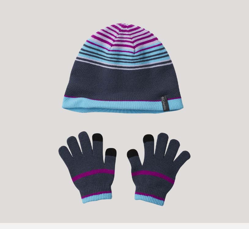 Gestreifte Mütze und Handschuhe in Blau und Lila.