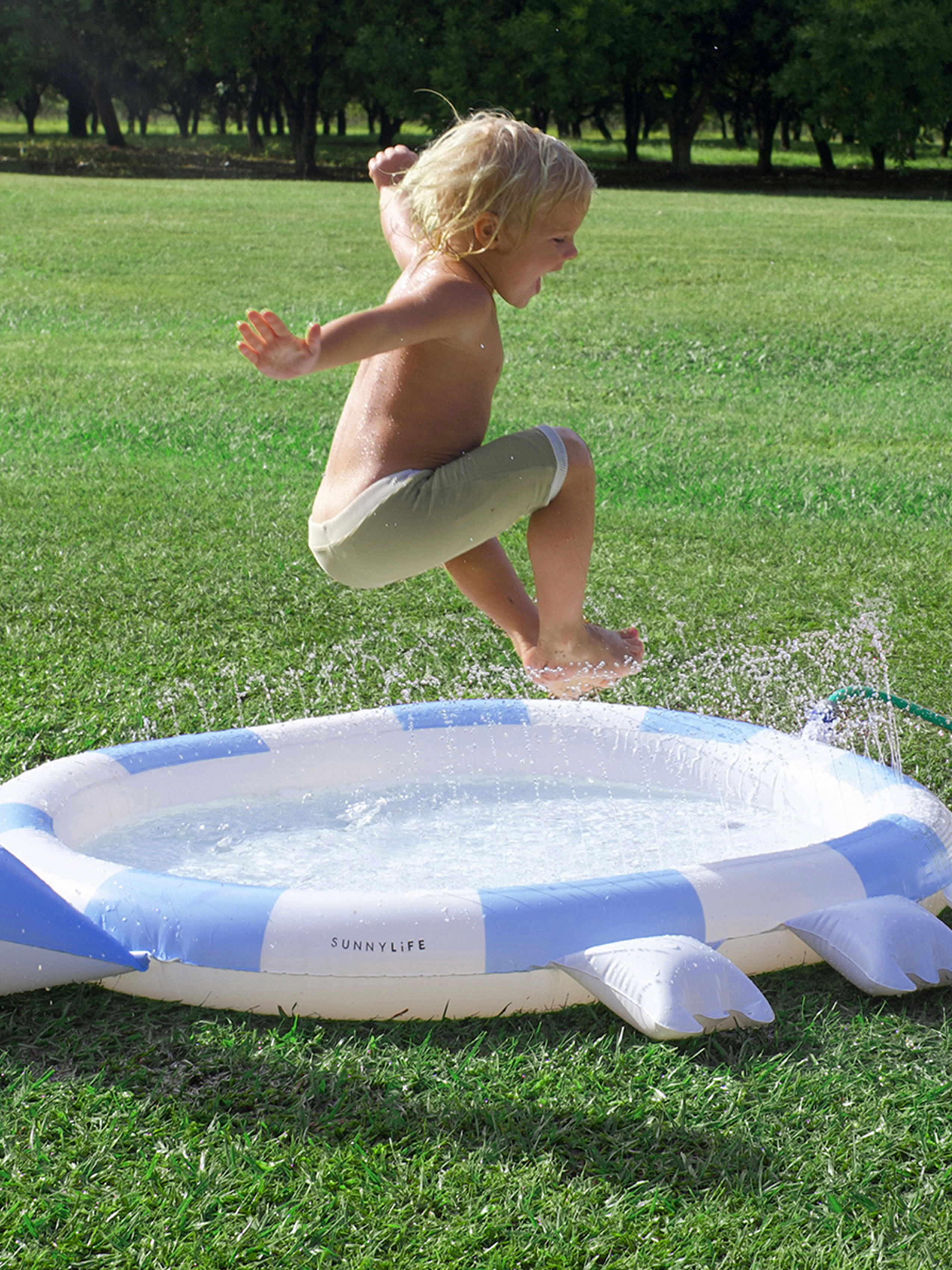 Aufblasbare Sprinklermatte, Into the Wild