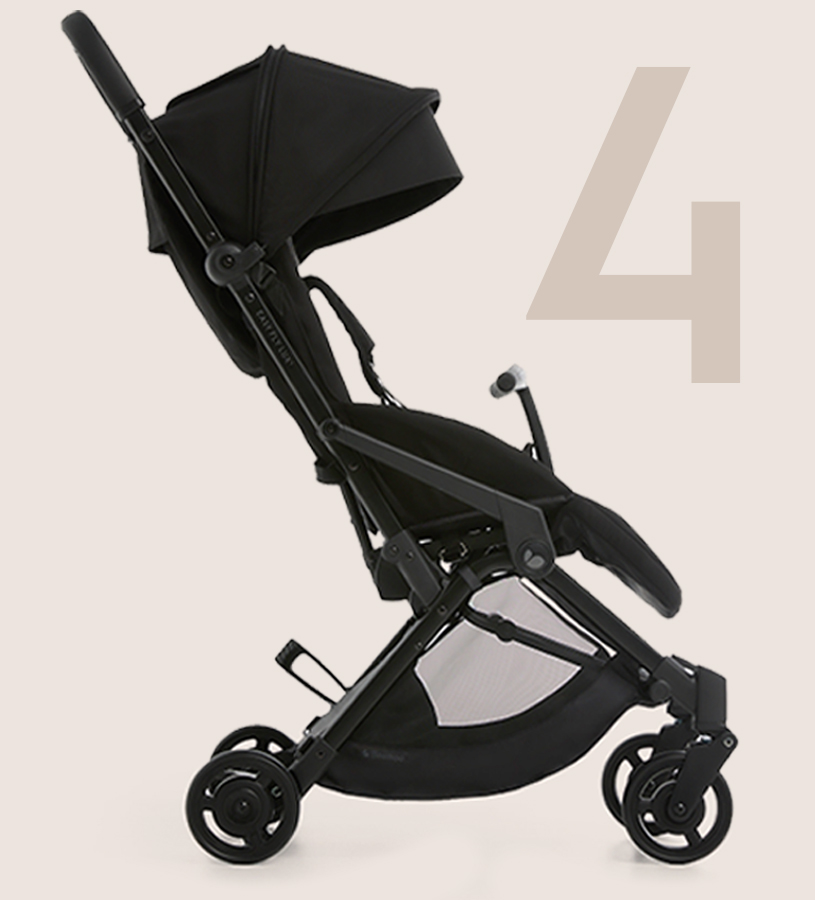 Schwarzer Kinderwagen im Profil, Zahl vier sichtbar.