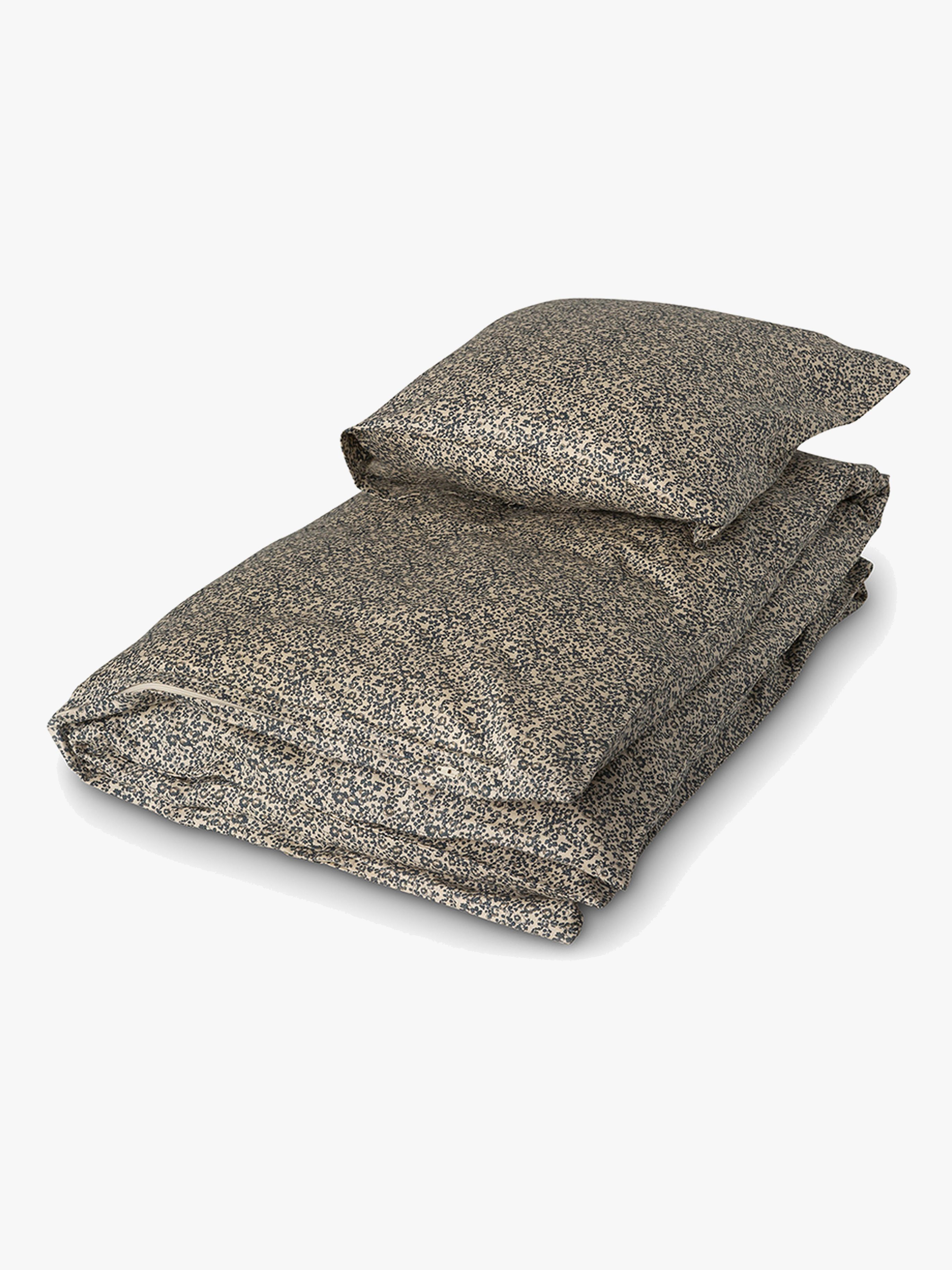Levi Bettwäsche Babybett 100x130 cm, Flores Sandshell / Blue