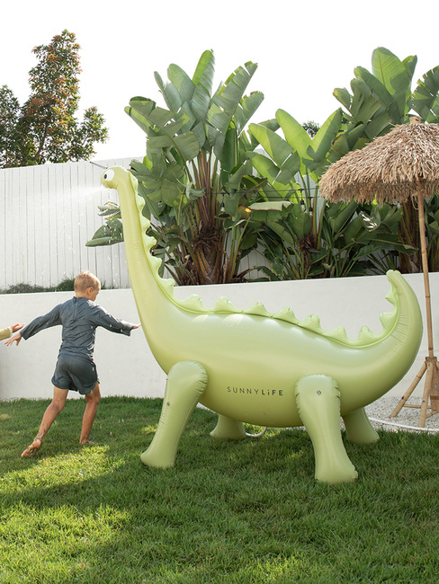 SUNNYLiFE Giant Dino Aufblasbarer Sprinkler, Into the Wild Khaki