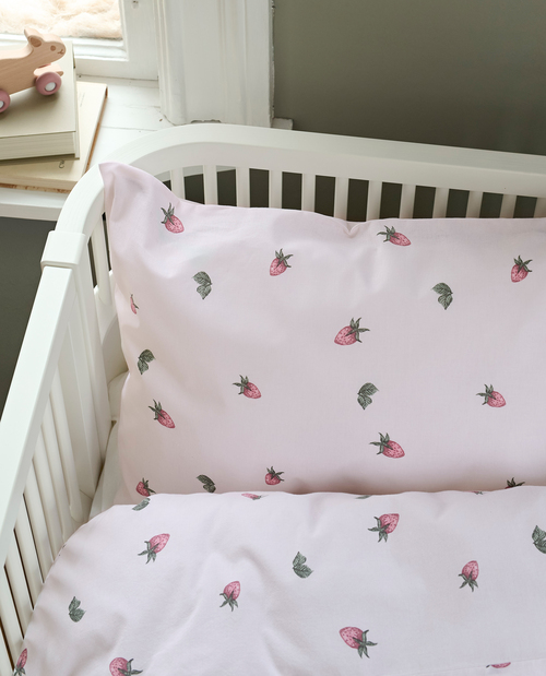 Borganäs Bettwäsche Babybett Erdbeertraum 100x130 cm