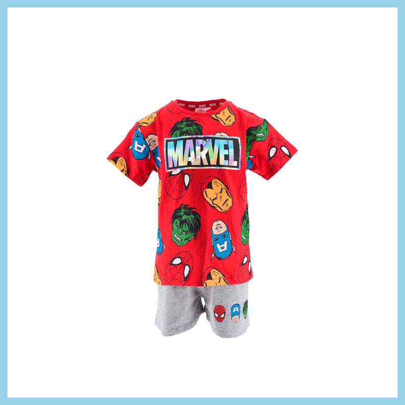 Rotes Marvel T-Shirt mit Superheldengesichtern und grauen Shorts mit Spiderman, Text 'MARVEL'.