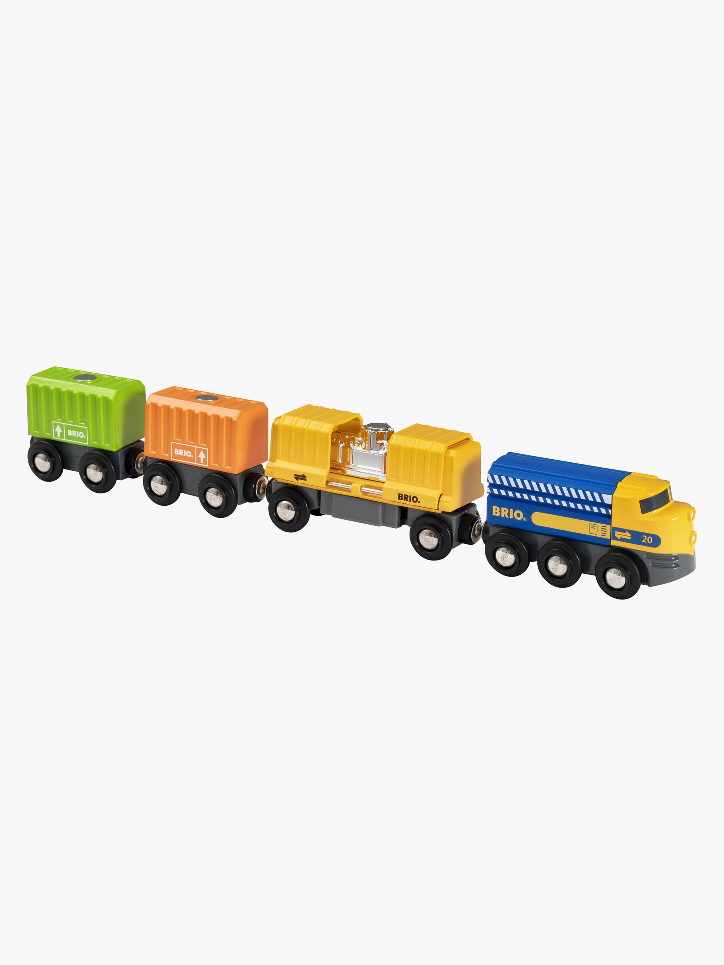 Güterzug mit drei Waggons