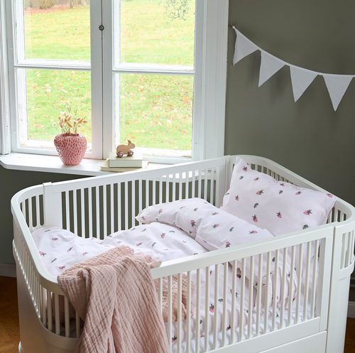 Borganäs Bettwäsche Babybett Erdbeertraum 100x130 cm