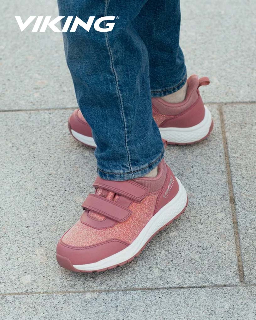 Rosa Kinderschuhe auf einem Stein mit dem Markenlogo 'Viking' in der Ecke.