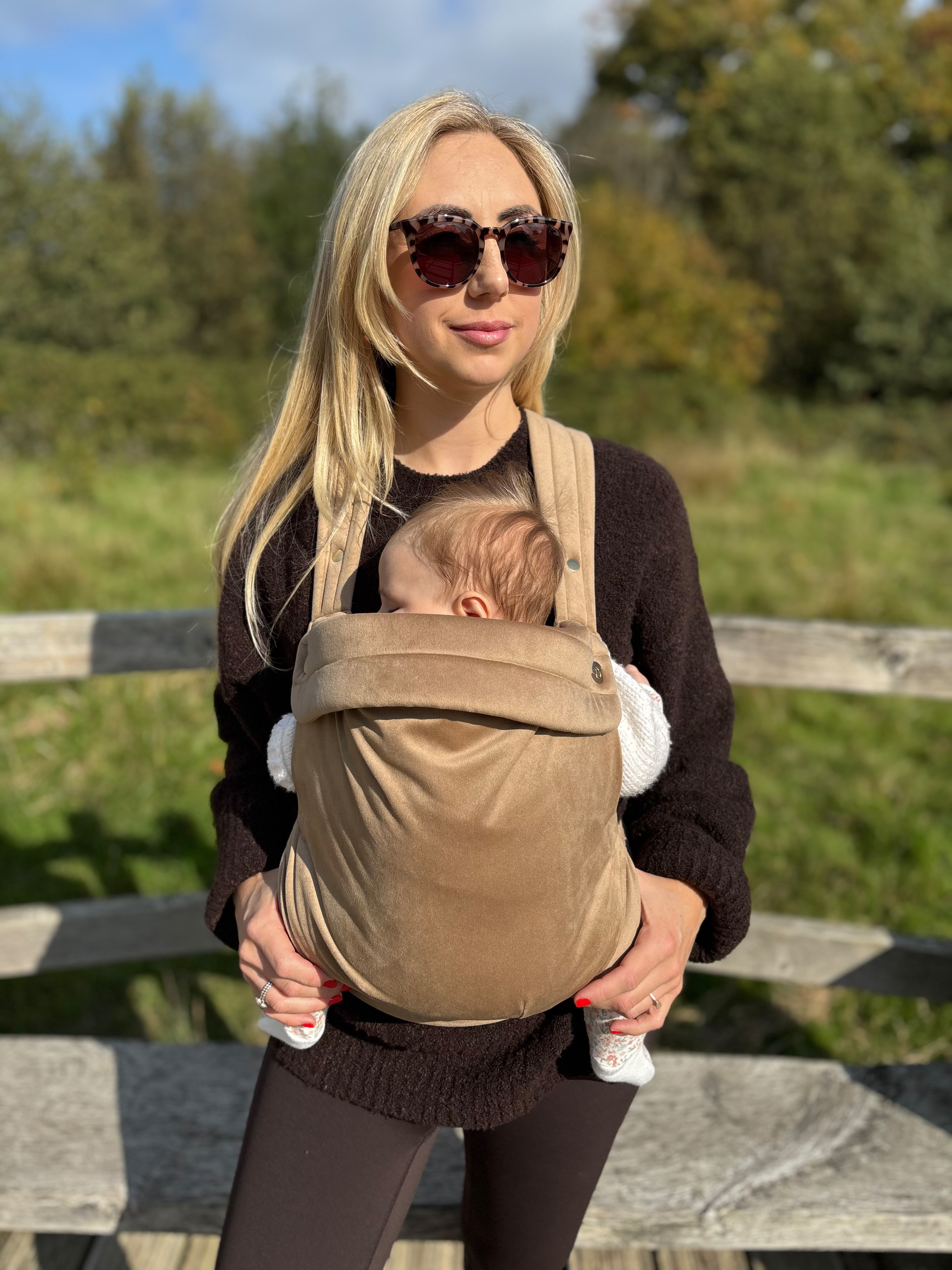 Bizzi Growin Nomad Velvet Babytrage, Almondine
