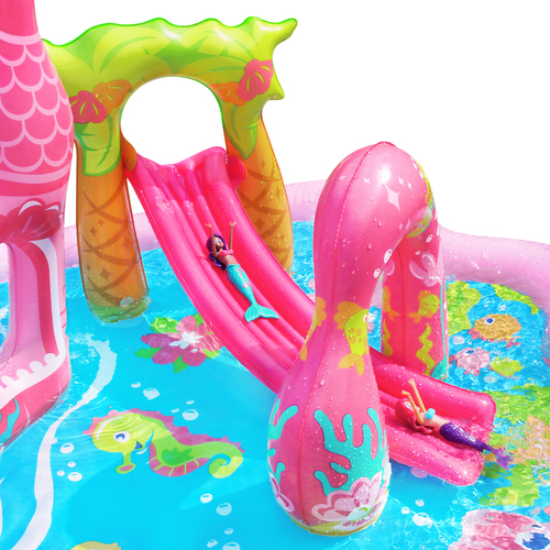 Banzai Wasserpark mit Meerjungfrauen-Puppen
