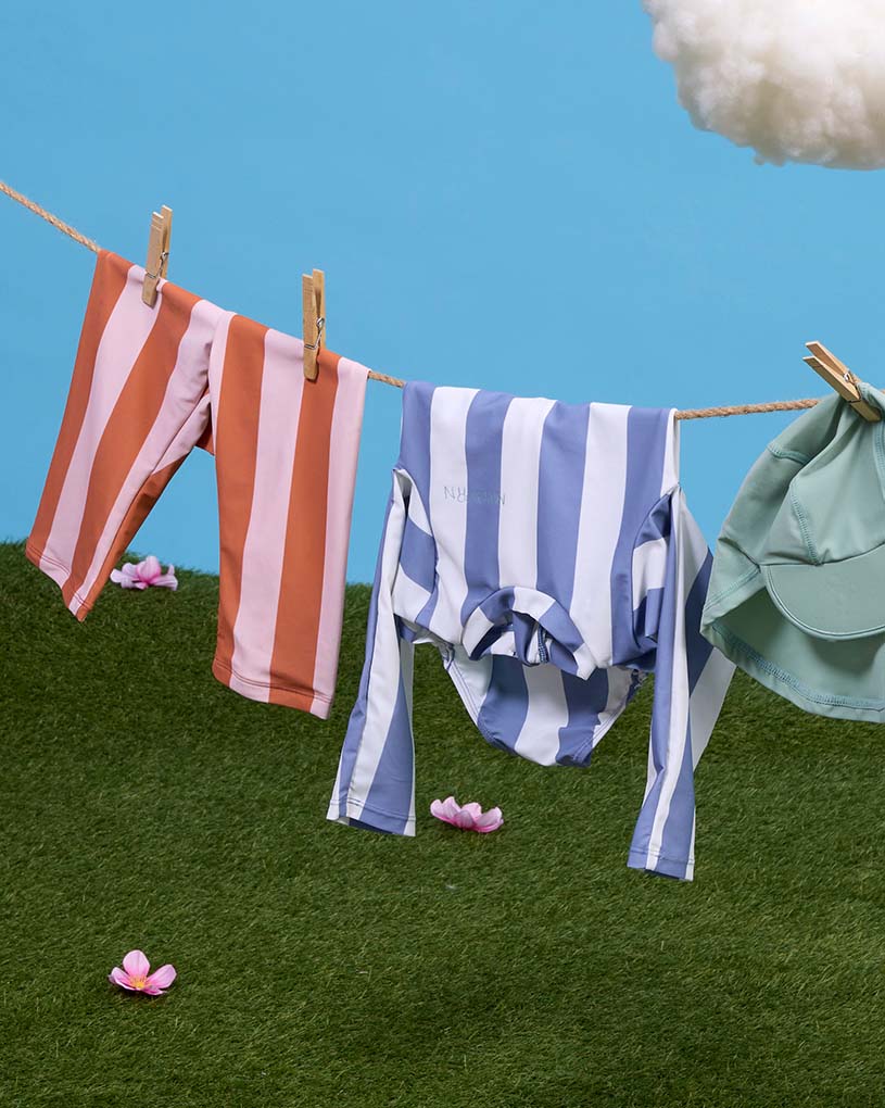 Kind im Leopardenanzug spielt im aufblasbaren Pool.