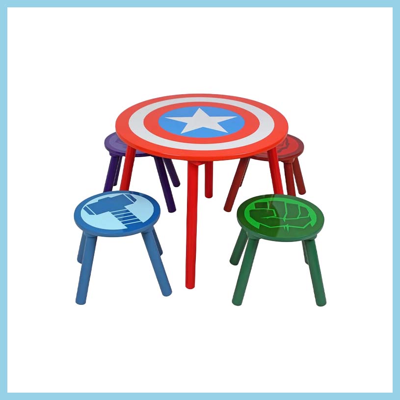 Runder Tisch mit Captain America-Motiv und vier bunten Hockern mit Superhelden-Symbolen.