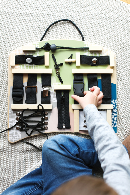 Small Foot Motorikbrett mit Verschlüssen und Schnürsenkeln