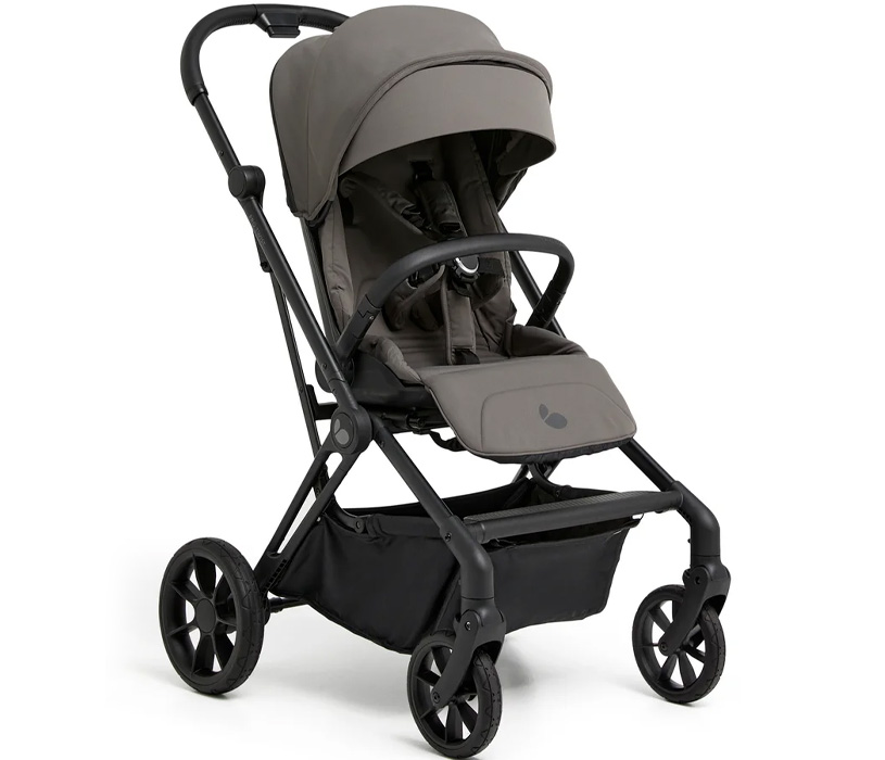 Grauer Kinderwagen mit vier Rädern und verstellbarem Sitz.