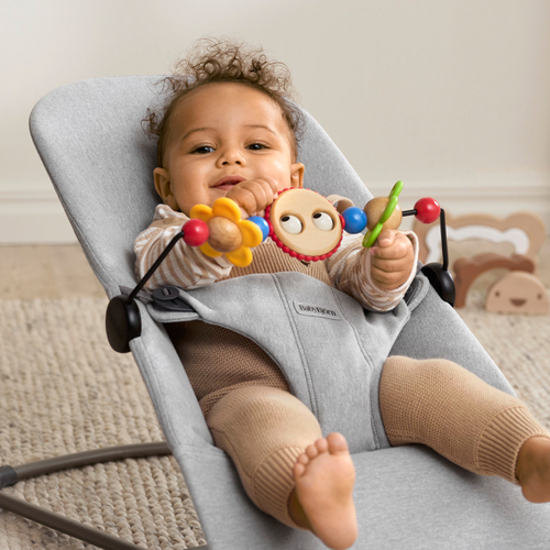 BabyBjörn Holzspielzeug für Babywippe Freche Augen