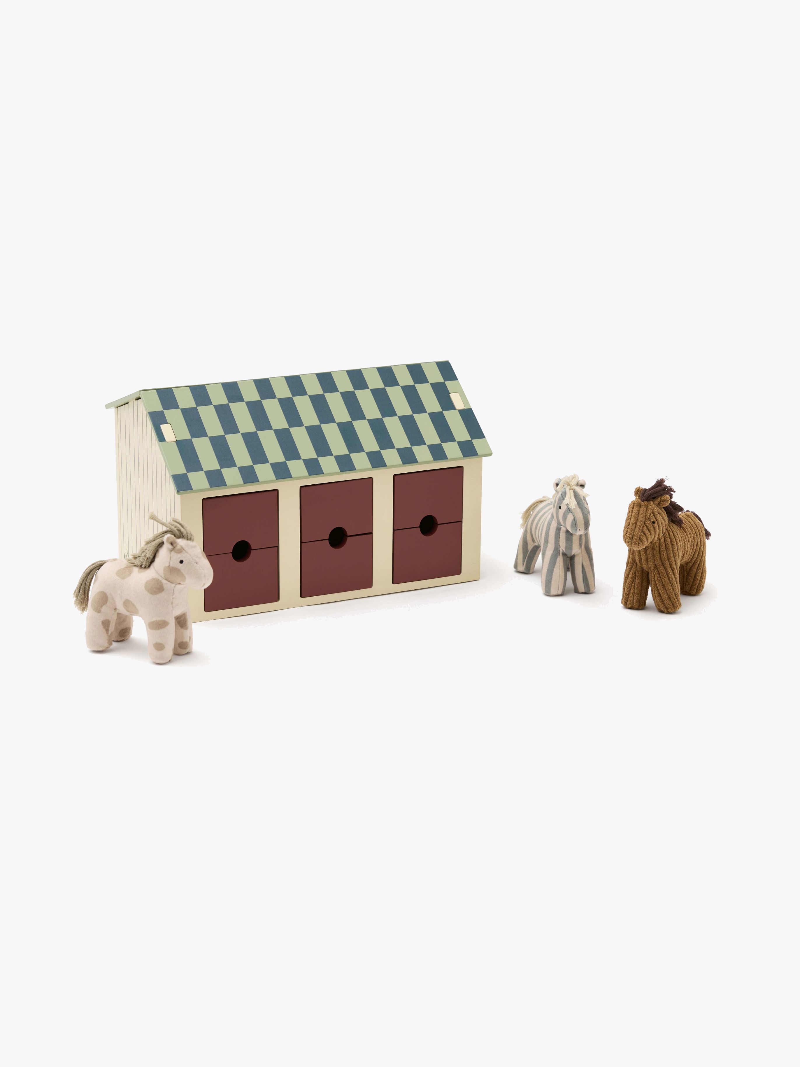 Stall mit Pferden