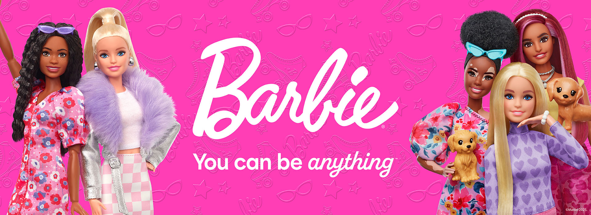Mädchen mit Puppe und Geschenken in rosa Raum, Barbie-Logo links.