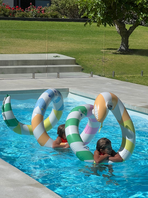 S51GINML-Poolside-4623_3e.jpg