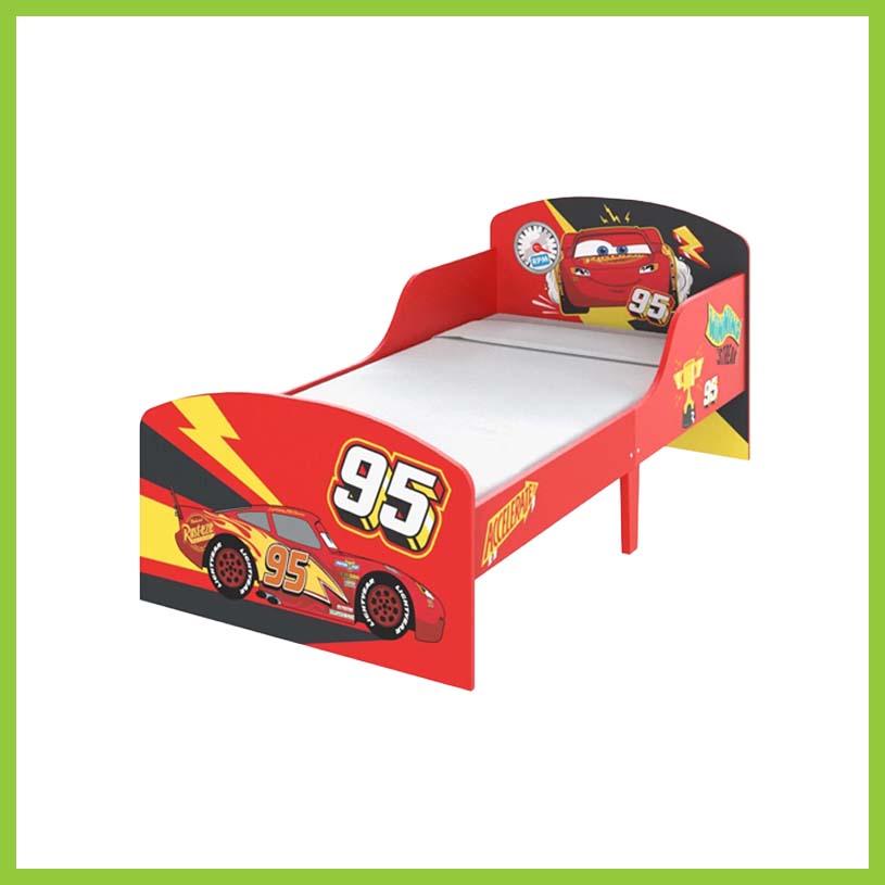 Bett im Lightning McQueen-Design mit der Nummer '95' an der Seite.
