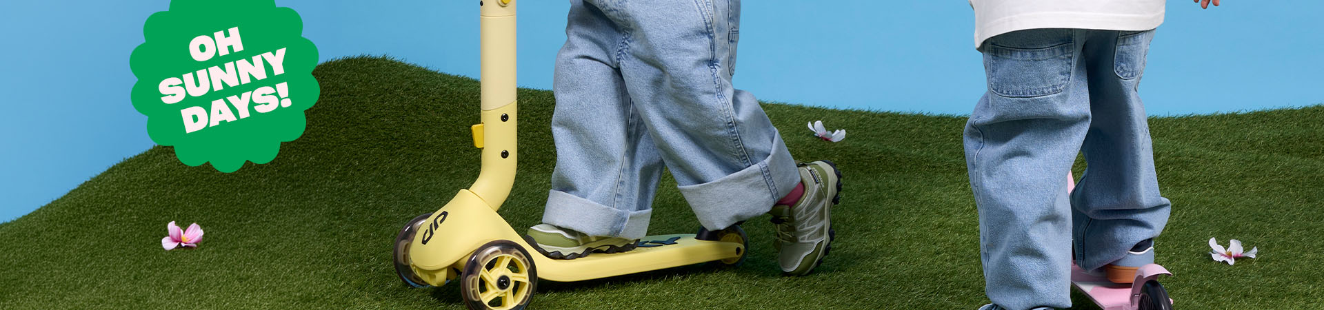 Kinderfahrrad mit weißem Korb vor Wand.