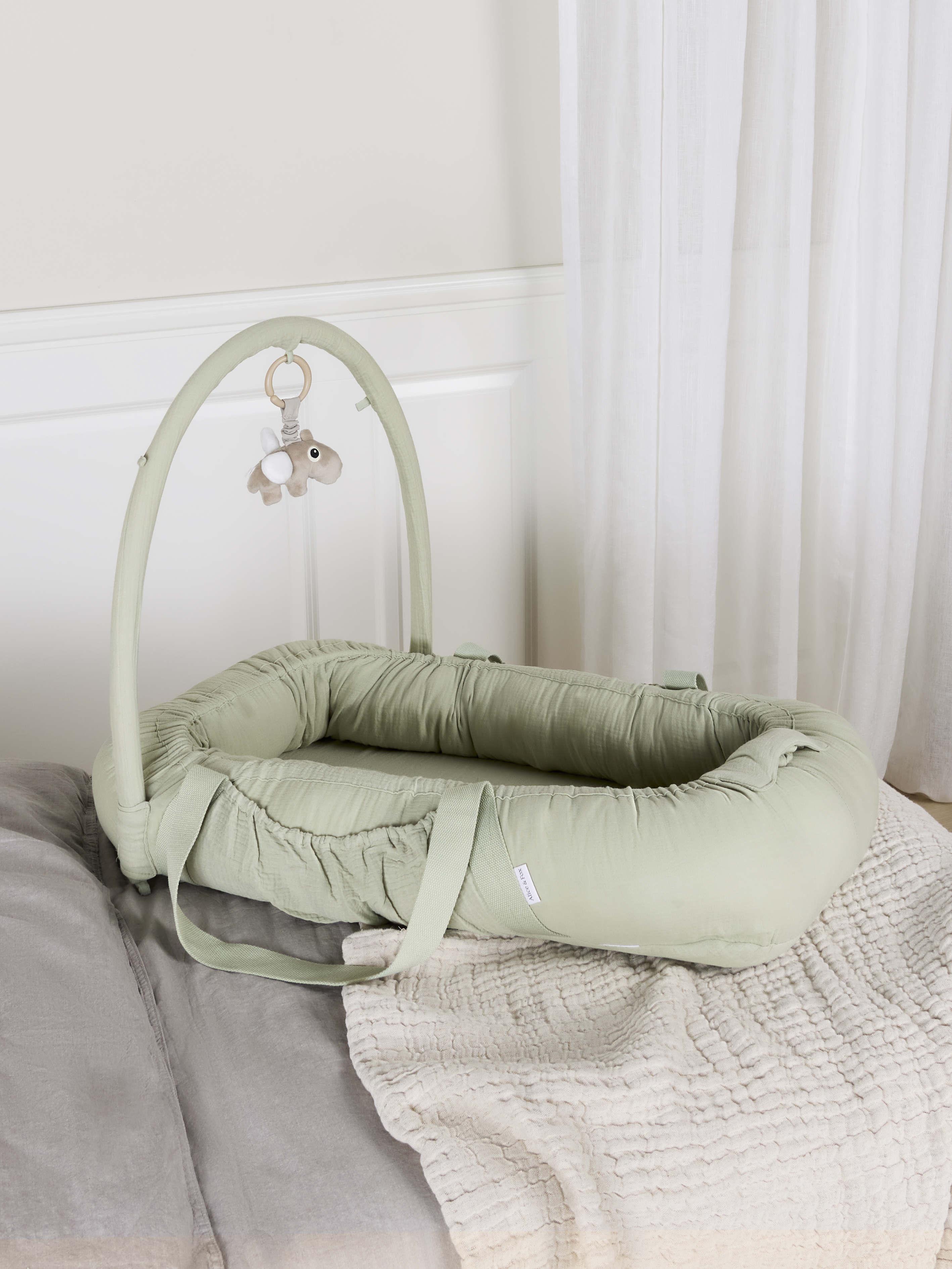 Alice &  Fox ALBA Babynest mit Griffen, Green Muslin