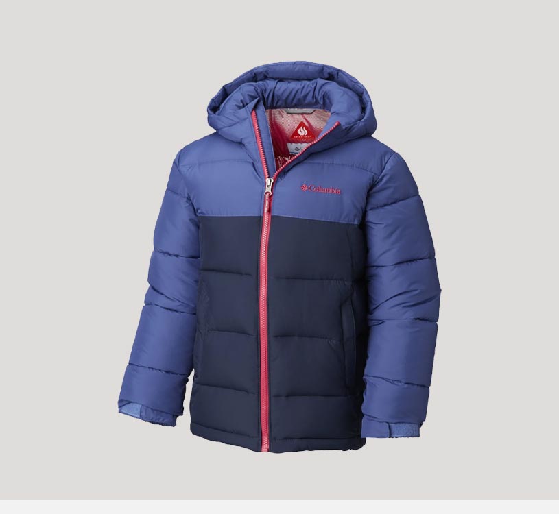 Blaue und dunkelblaue Winterjacke mit rotem Reißverschluss und Kapuze.