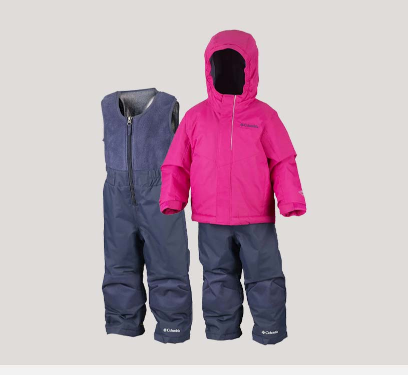 Kinderoverall in Blau mit rosa Jacke und Kapuze.