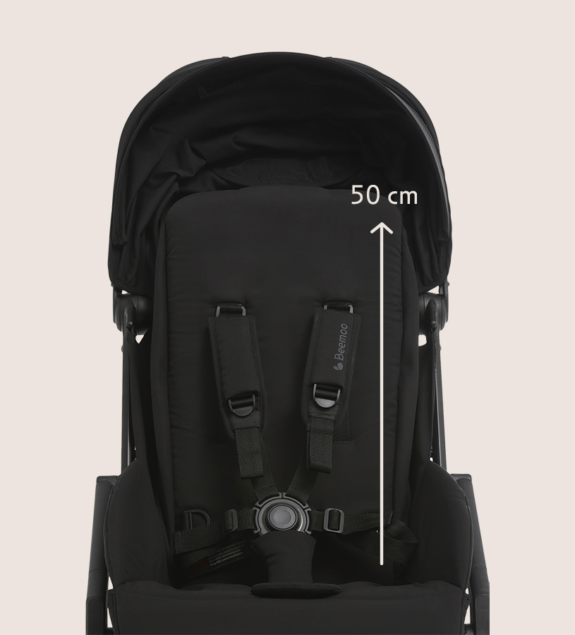 Schwarzer Kinderwagen mit einer Rückenlehne von 50 cm.