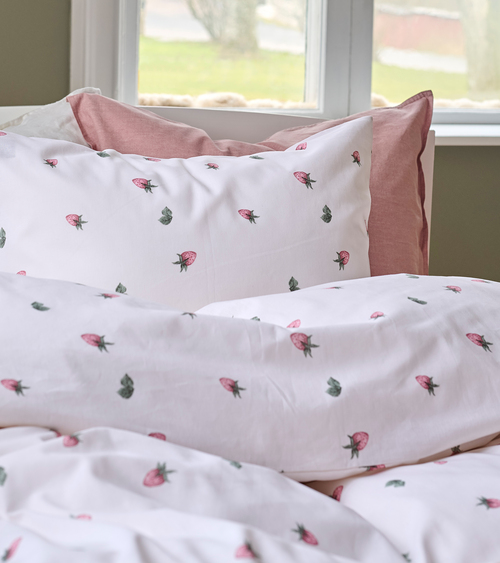 Borganäs Bettwäsche Babybett Erdbeertraum 100x130 cm