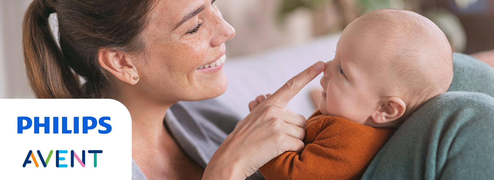 Lächelnde Frau berührt Babys Nase, Philips Avent-Logo.