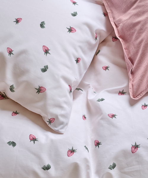 Borganäs Bettwäsche Babybett Erdbeertraum 100x130 cm