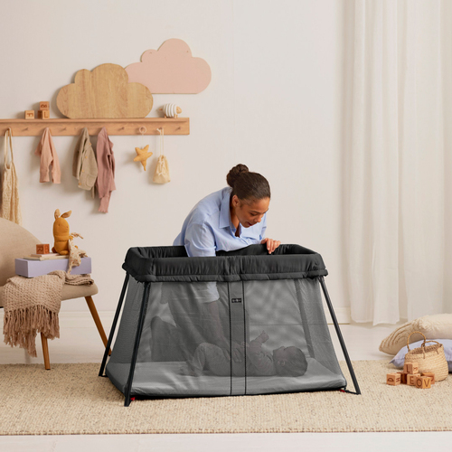 BabyBjörn Light Reisebett mit Spannbetttuch, Schwarz