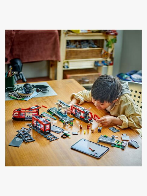 LEGO City 60423 Straßenbahn mit Haltestelle