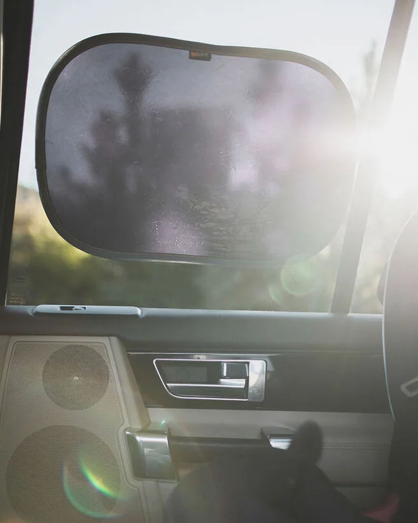 Sonnenschutz am Autofenster mit Lichtreflexion.