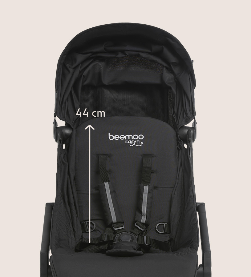 Schwarzer Buggy mit Rückenhöhe von 44 cm, Logo 'beemoo easyFly'.