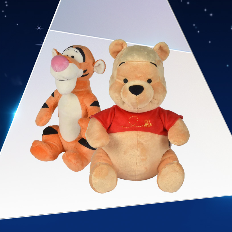 Plüschtiere: Tigger und Winnie Puuh vor blauem Hintergrund.